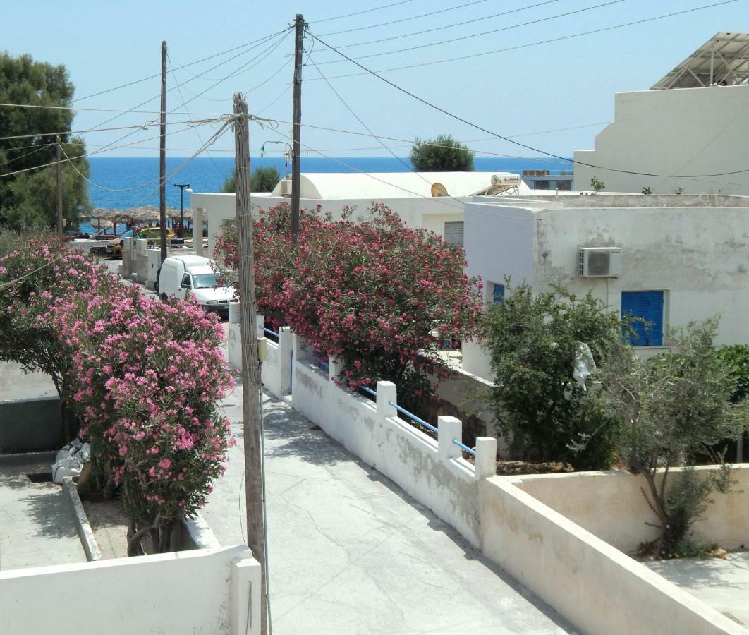 Located By The Sea One Beachfront Private Captain Lazaros Pool Villa With Loft In 750Sqm Spacious Private Plot-Jacuzzi-Sunrelax-Furnished Terace-Gazebo-Private Parking,Sleep 3 Adults And 2 Children, Just Steps From The Black Beach-Seaview Perissa  Bagian luar foto